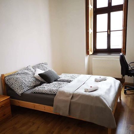 Appartamento Pécs sétaló utcájában 6 személyes 3 szobás lakás Esterno foto
